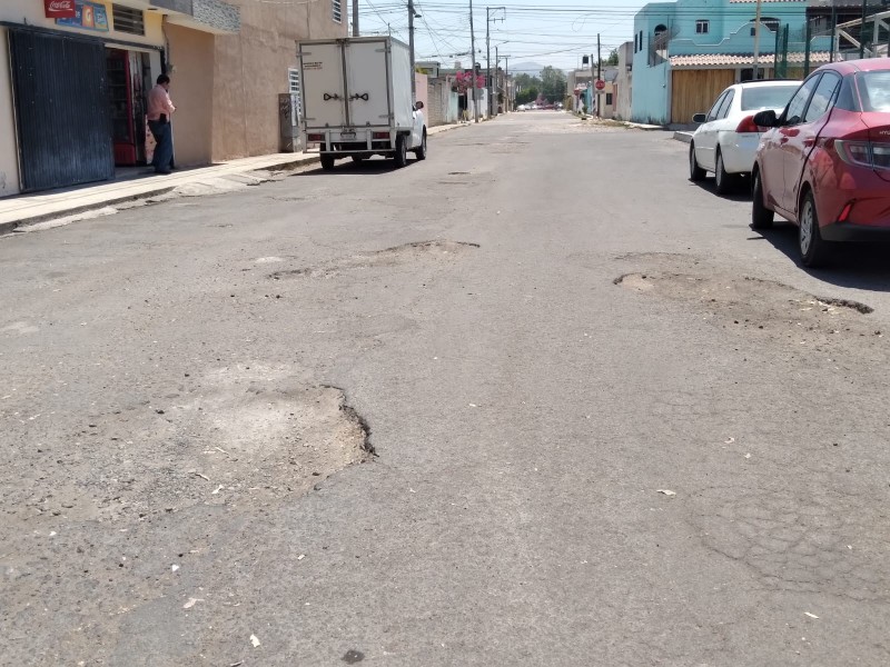 Urge reparación de calle Lotos
