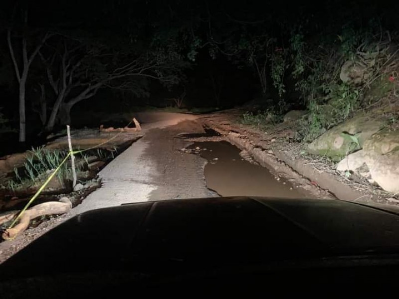 Urge reparación de caminos en la sierra