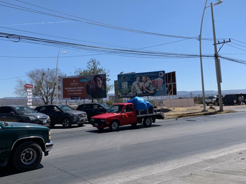 Urge semáforo en la entrada de Paseos de las Torres