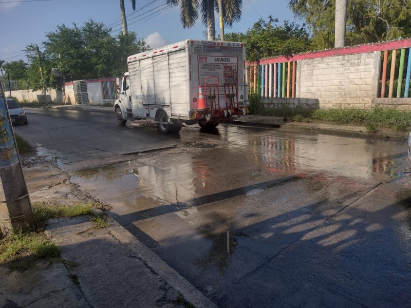 Urgen atender fuga de agua en la Azteca