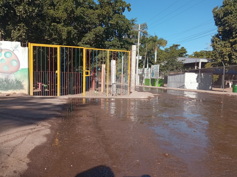 Urgen atender fugas de agua en Campo 35