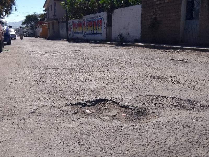 Urgen bacheo en calle Copal: vecinos