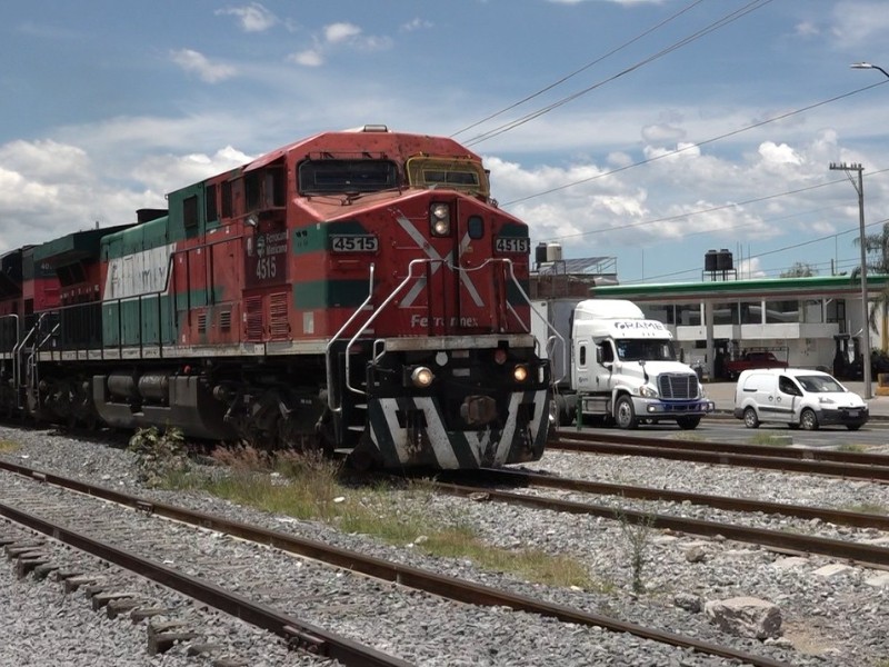 Urgen semaforos cruces del tren.