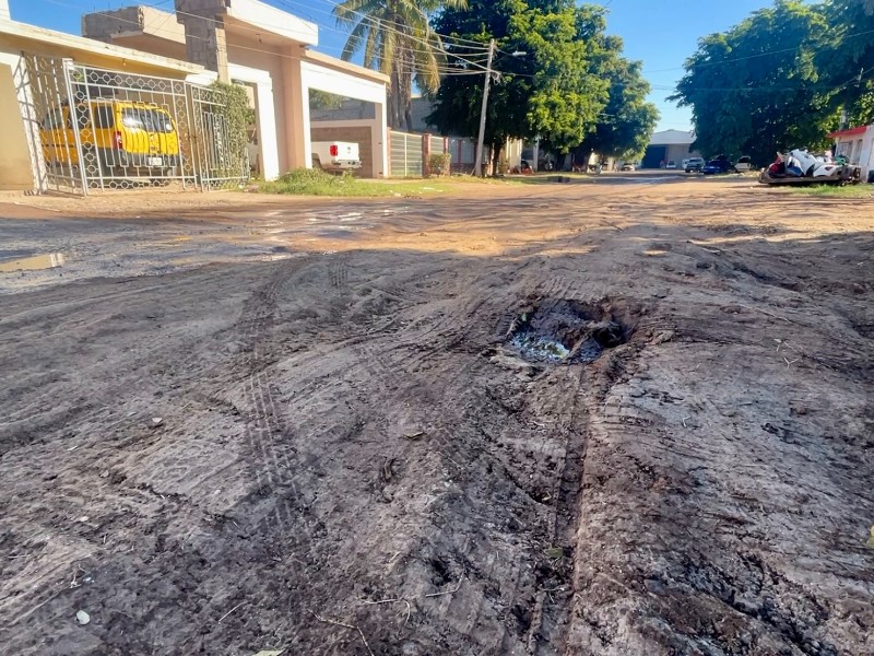 Urgen motoconfomado de calles en la colonia San Fernando, Guasave