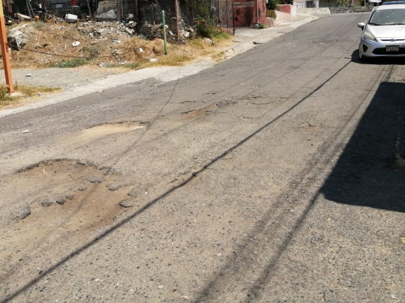 Urgen pavimentación en calle del Infonavit