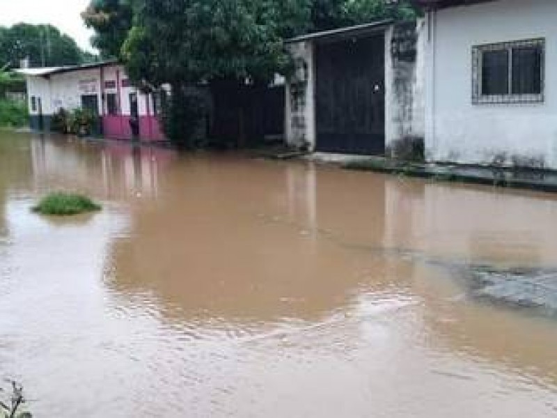 Urgen por ayuda pobladores de Villa Comaltitlán tras lluvias