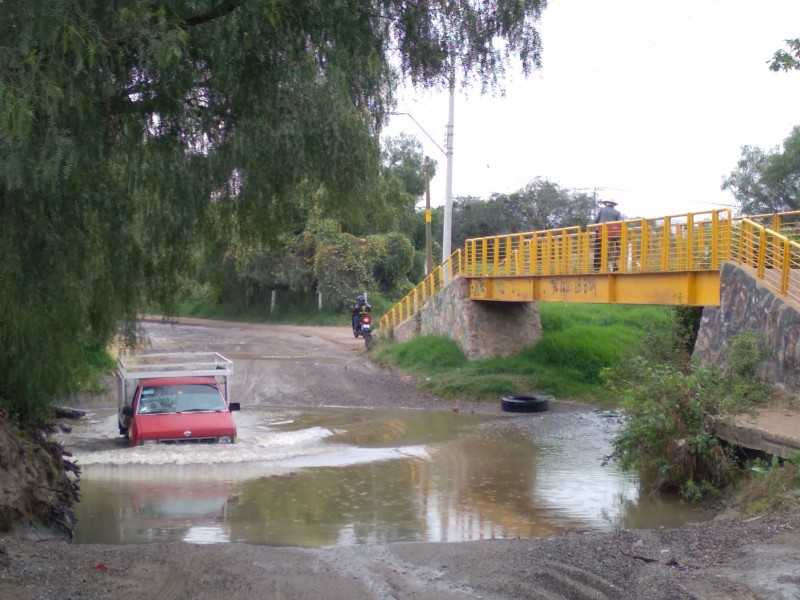 Urgen puente vehicular en Santa Ana del Conde