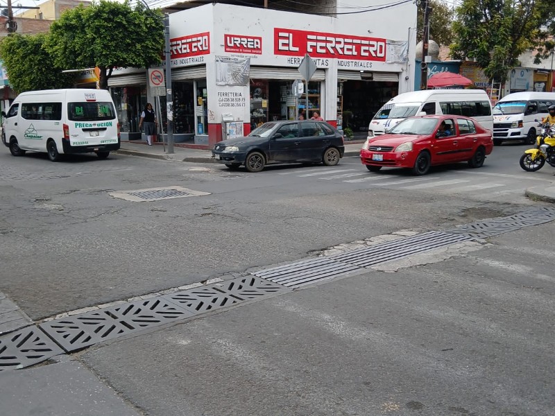 Urgente bacheado avenida transitada de la ciudad