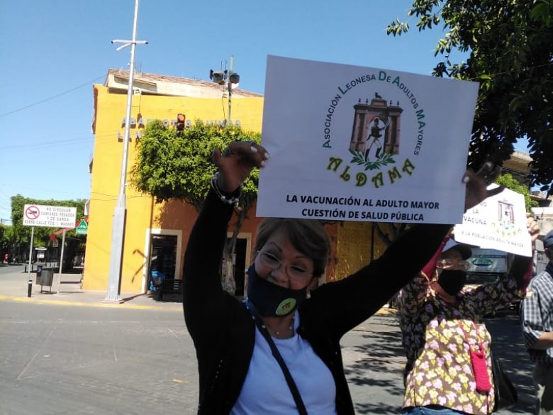 ¡Urgente! Gritan adultos mayores leoneses en protesta por vacuna anticovid