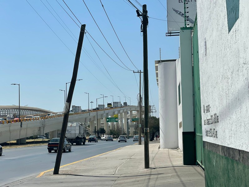 ¡Urgente! Poste a punto de caerse en libramiento