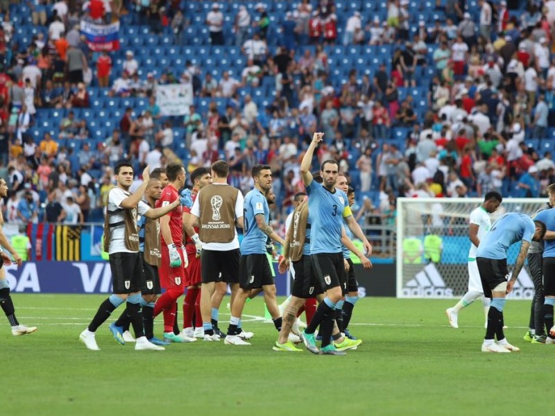 Uruguay se clasifica a octavos en Rusia