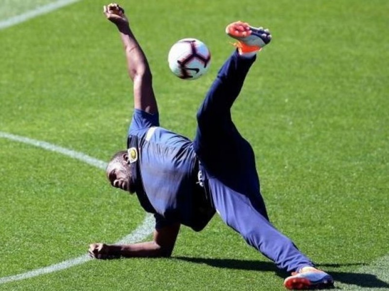 Usain Bolt inicia su carrera como futbolista