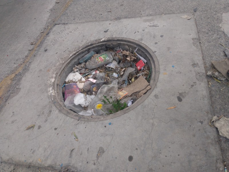 Usan como basurero coladera en San Mateo Atenco