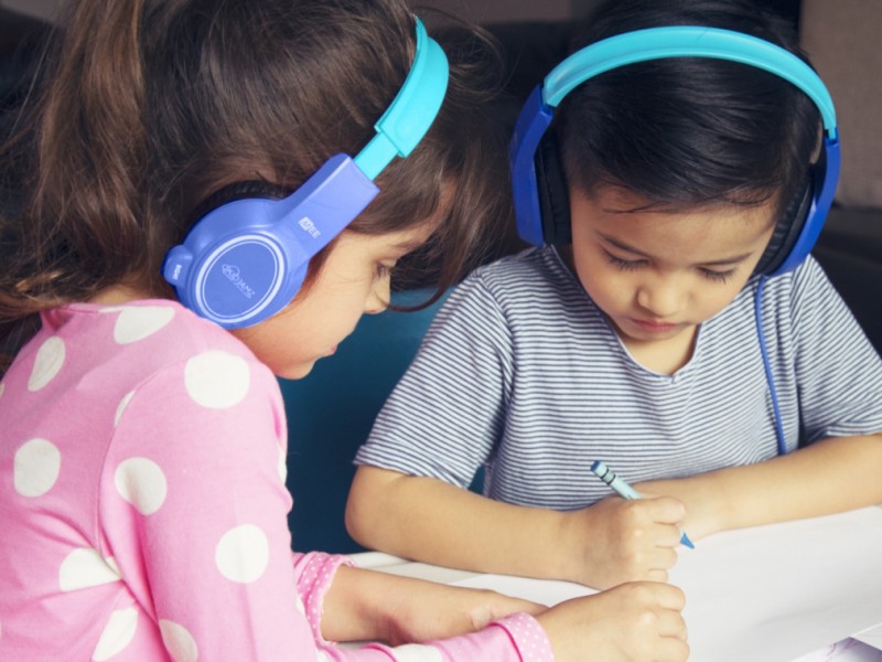 Uso de audífonos, principal causa de pérdida auditiva en niños