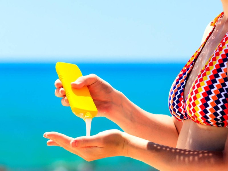 Uso de protector solar previene enfermedades de la piel