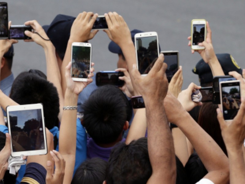 Uso de teléfonos móviles aumenta riesgo de miopía