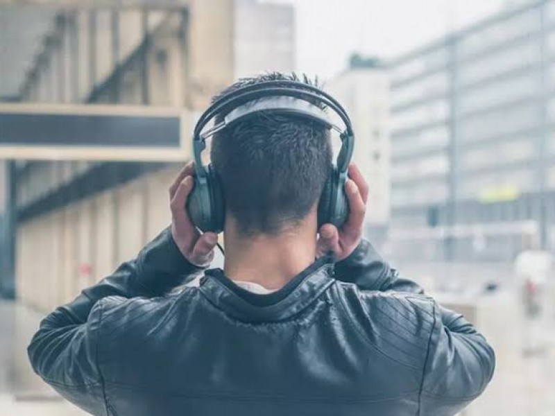 Uso excesivo de audífonos provoca daños auditivos a jóvenes