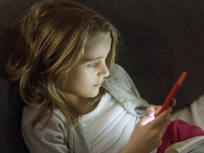 Uso excesivo de tecnología afecta socialización en niños