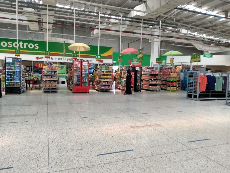 Uso obligatorio de cubrebocas acaba con largas filas en supermercado