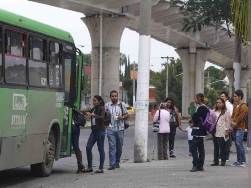 Usuarios de transporte público utilizan servicios de plataforma por lluvias