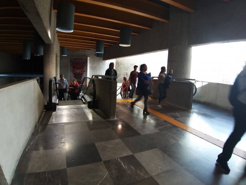 Usuarios aplauden arreglo de escaleras de Estación Juárez
