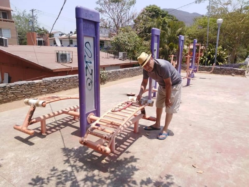 Usuarios arreglan aparatos del parque lineal