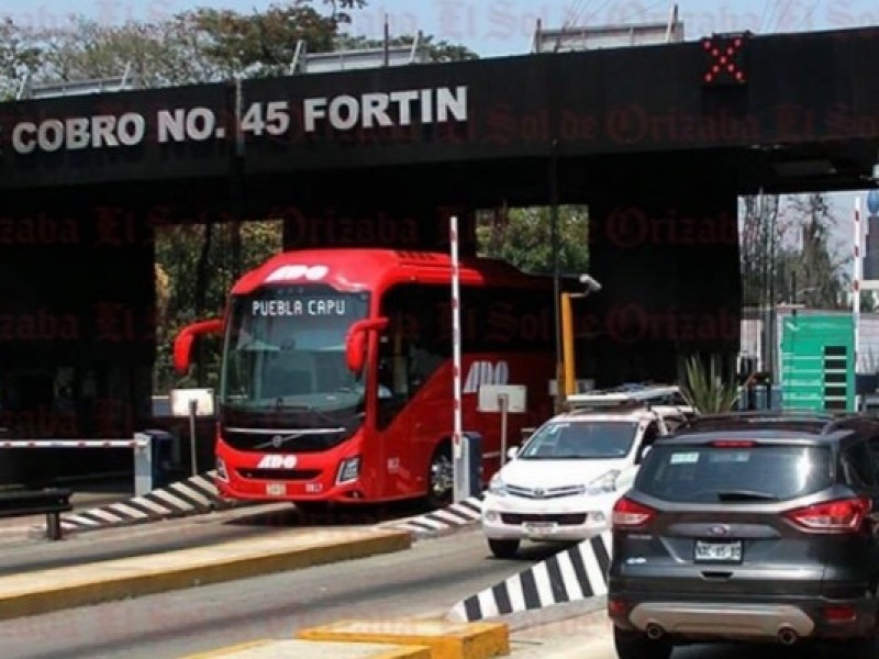 Usuarios celebran suspensión de cobro en caseta de Fortín