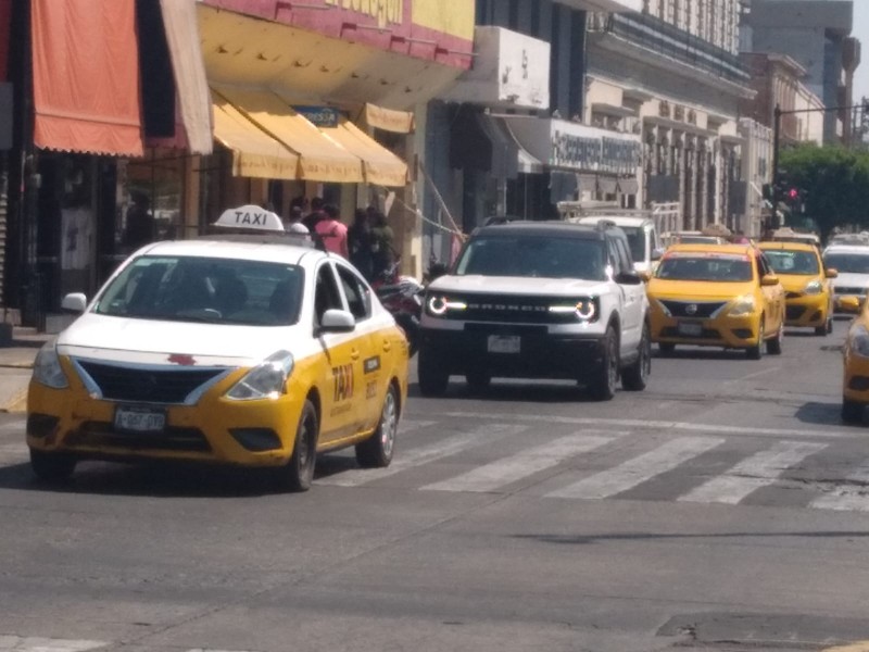 Usuarios consideran excesivo el costo del servicio de taxi