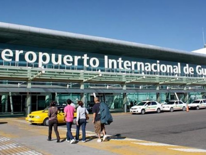 Usuarios de aeropuerto, prefieren usar servicios de plataforma