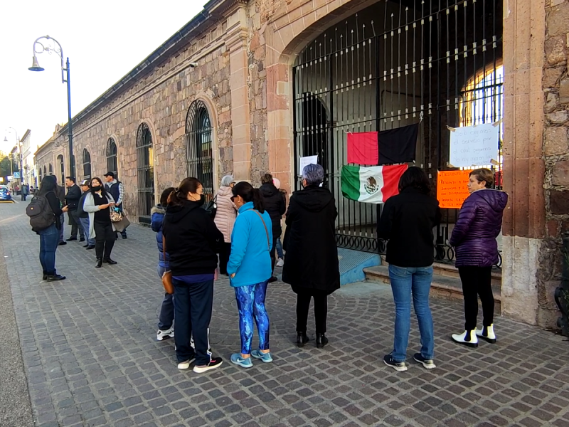 Usuarios de la alberca olímpica de Guadalupe se manifiestan