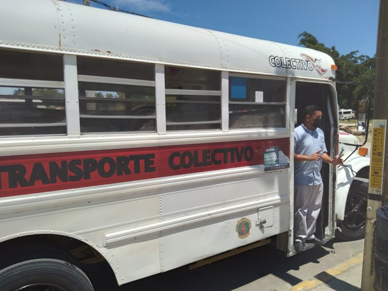 Usuarios de transporte  molestos por la falta de paraderos