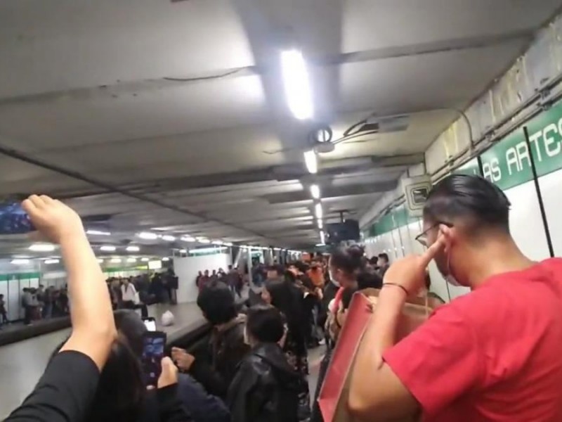 Usuarios del Metro-CDMX cantan en Bellas Artes a todo pulmón