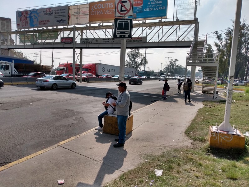 Usuarios del transporte público padecen obras de periférico