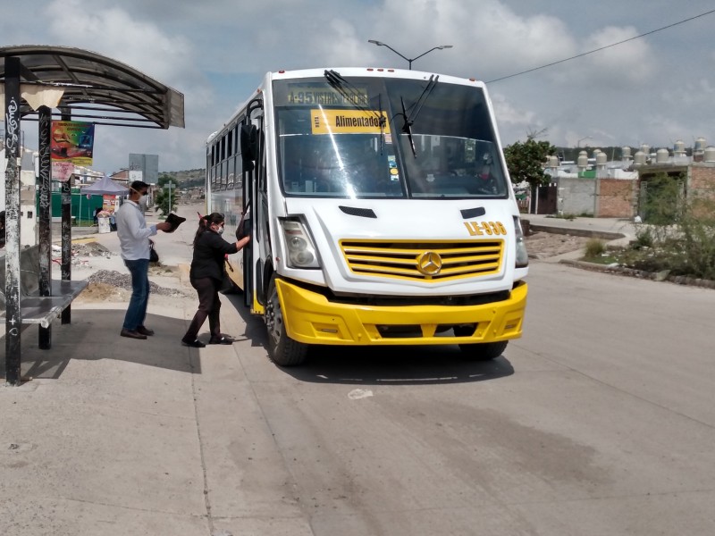 Usuarios del transporte público, reportan retraso en rutas