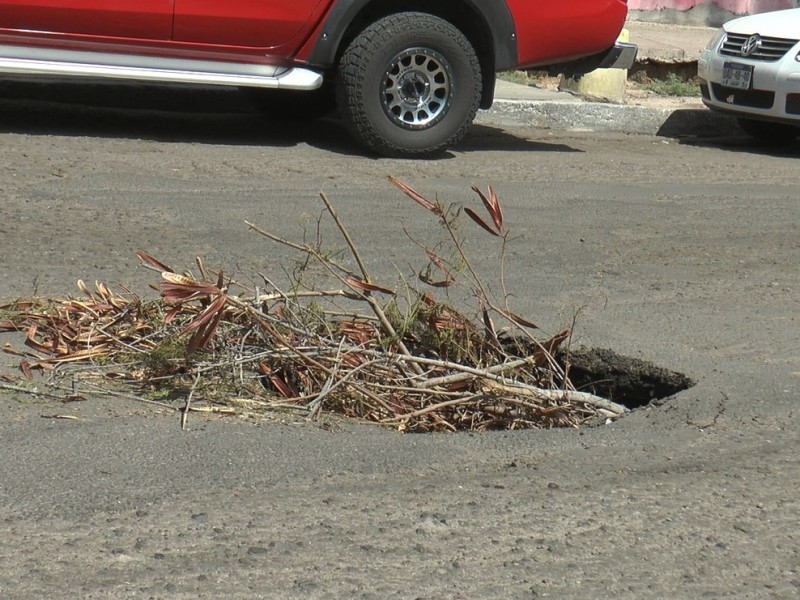 Usuarios denuncian un sin número de baches en La Paz