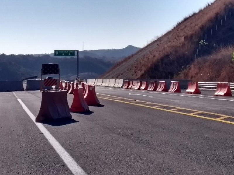 Usuarios lamentan obra inconclusa en autopista Jala Vallarta