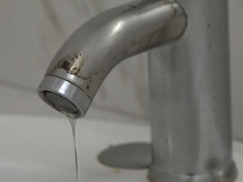 Usuarios se quejan por baja presión de agua en LM