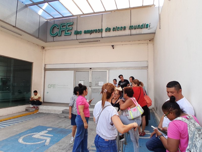 Usuarios se quejan por falta de atención en oficina CFE