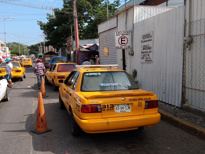 Usuarios y transportistas rechazan reubicación de sitios colectivos, Salina Cruz