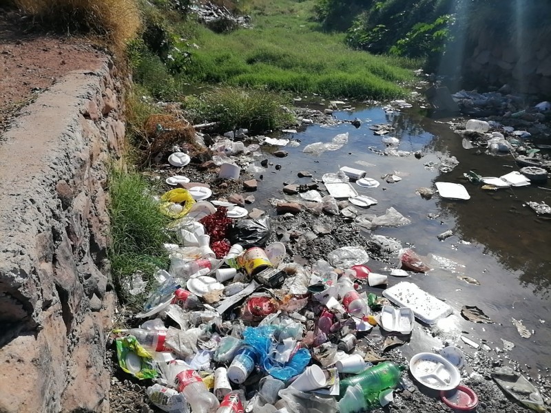 Utilizan arroyo como basurero clandestino en Guaymas Norte