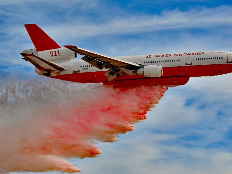 Utilizan avión lanzador de agua en incendio en Coahuila