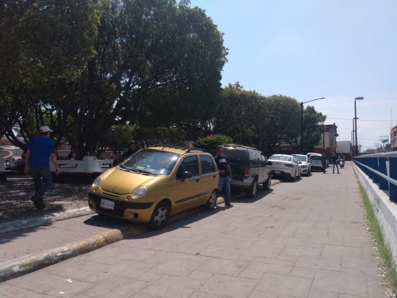 Utilizan banquetas para estacionar vehículos en calle Obregón