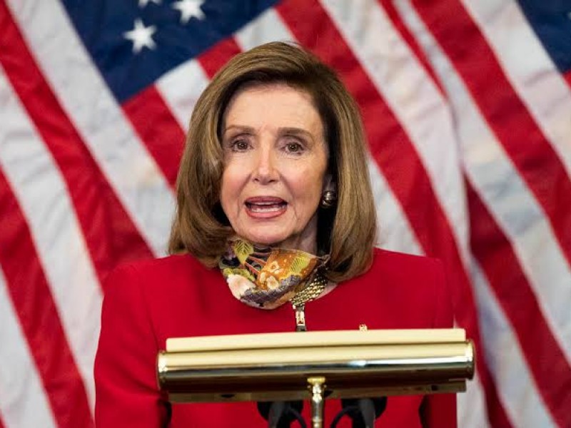 Va Pelosi por destitución de Trump por 