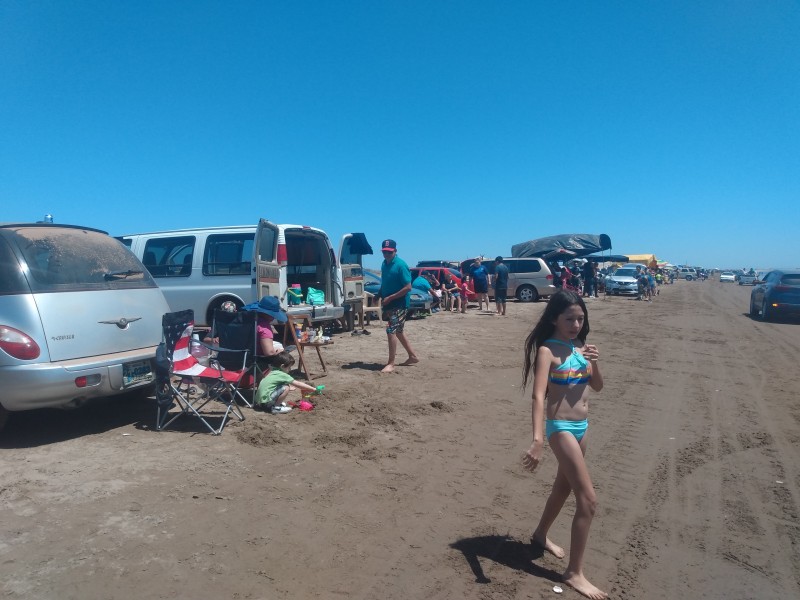 Vacacionistas saturan las playas de Bacum