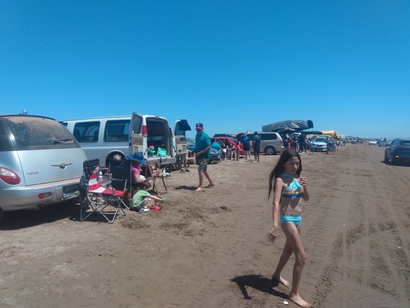Vacacionistas saturan las playas de Bácum