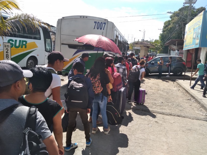 Vacacionistas saturan terminales de Tehuantepec, buscan regresar a capital oaxaqueña