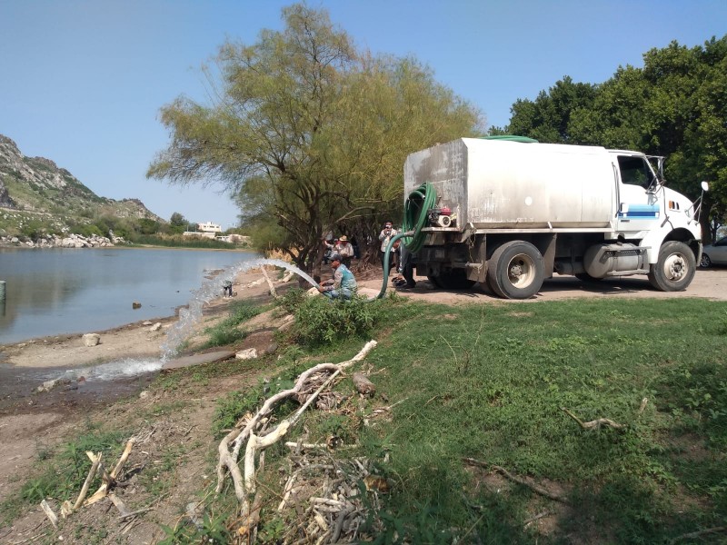 Vacían 150 mil litros de agua en laguna La Sauceda