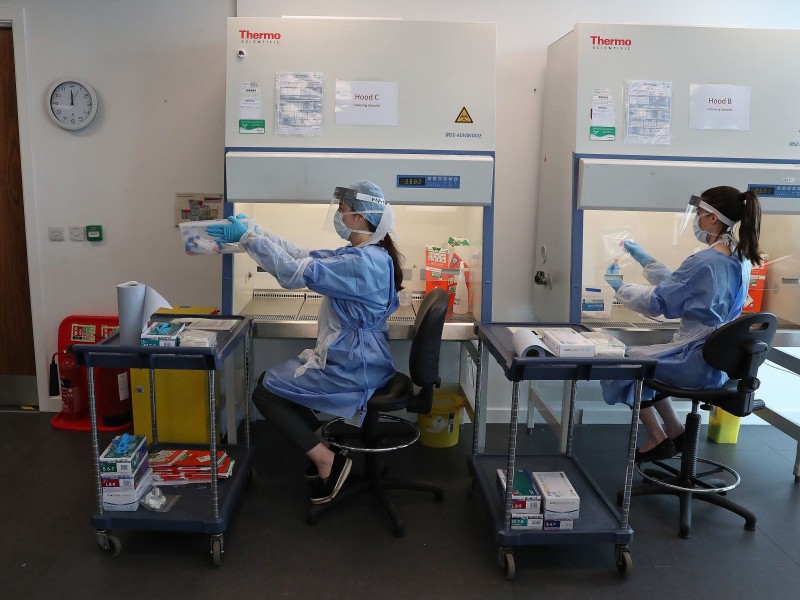 Vacuna contra Covid-19 llega a hospitales de Reino Unido