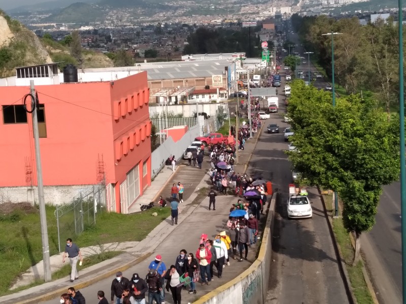 Vacunación a treintañeros inicia con kilométricas filas en Morelia