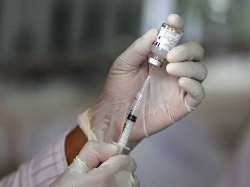 Vacunación contra COVID-19 a personal médico en Querétaro este miércoles